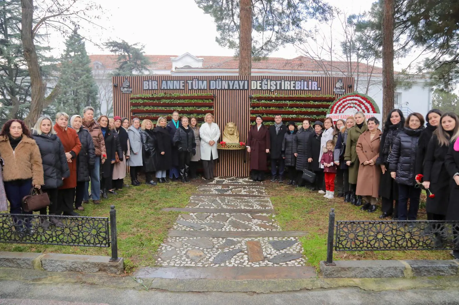 BAŞKAN GENCAN’DAN ZÜBEYDE HANIM HUZURUNDA "CUMHURİYET VE ATATÜRK" MESAJI galeri görseli